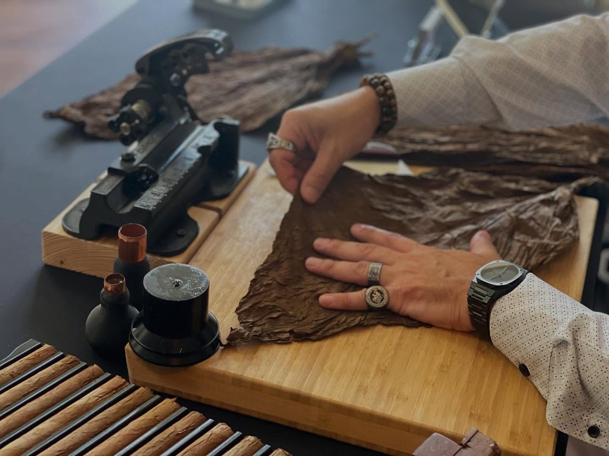 Stretching a wrapper leaf at the rolling table